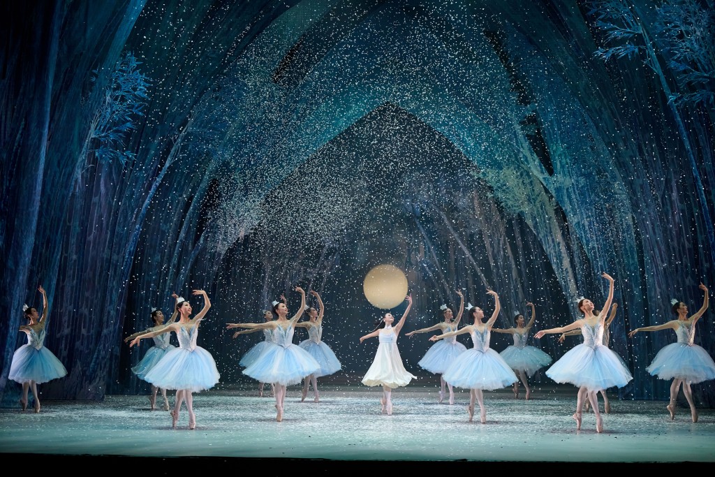 Ocean Park’s beloved panda twins Jia Jia and De De will join Clara and the Nutcracker Prince in an ethereal, snowy bamboo forest scene inspired by the giant pandas' natural habitat.