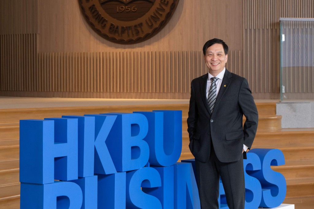 Professor Zhang Han, Dean of the School of Business and Chair Professor of the Department of Management, Marketing and Information Systems at HKBU, received the award at the Conference on Information Systems and Technology held in Atlanta, Georgia, in the US, in October this year.