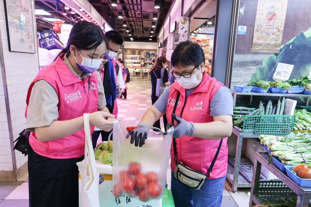 Wing-yin joined other volunteers to collect surplus fresh fruits and vegetables from grocers at Nam Cheong Place Market