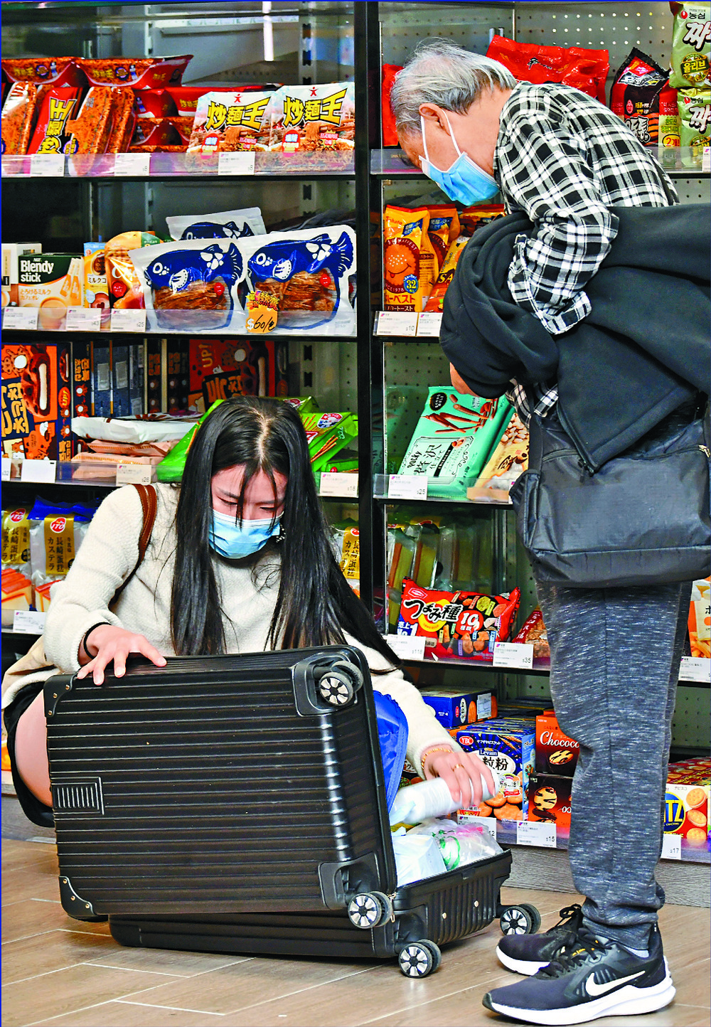 Shoppers in Sheung Shui and mainland treats being delivered to Hong Kong customers.SING TAO Shoppers in Sheung Shui and mainland treats being delivered to Hong Kong customers.SING TAO
