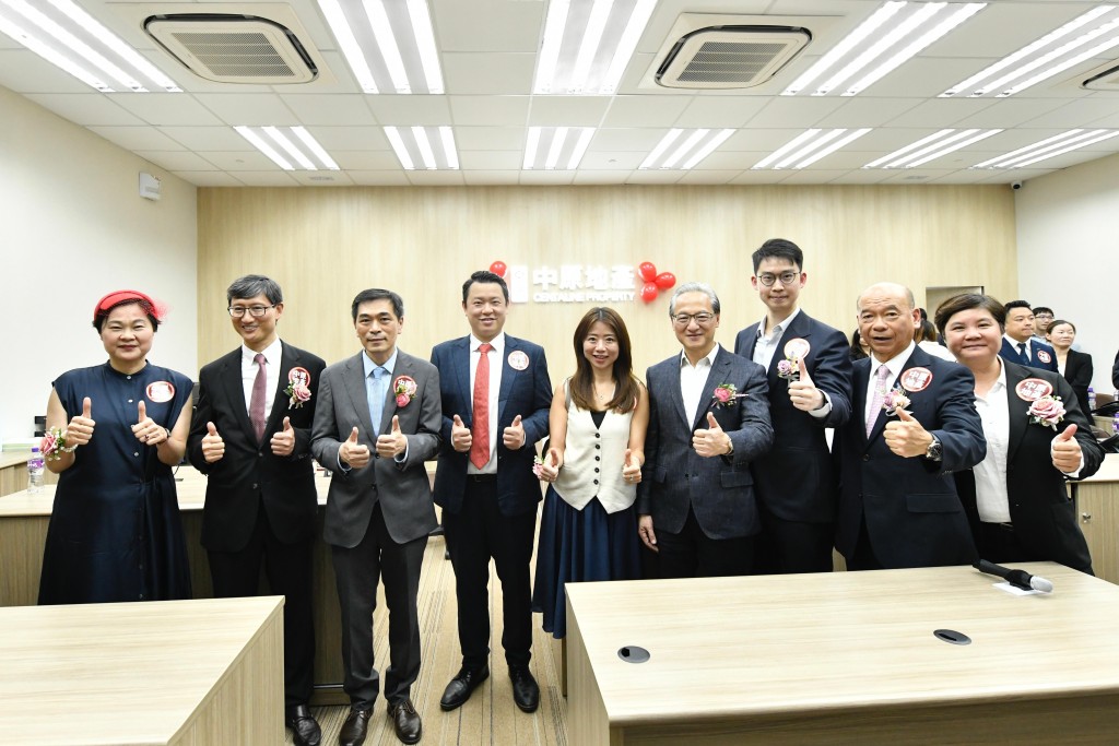 Local developers gathered in Centaline's new branch in Kai Tak for celebration. CENTALINE