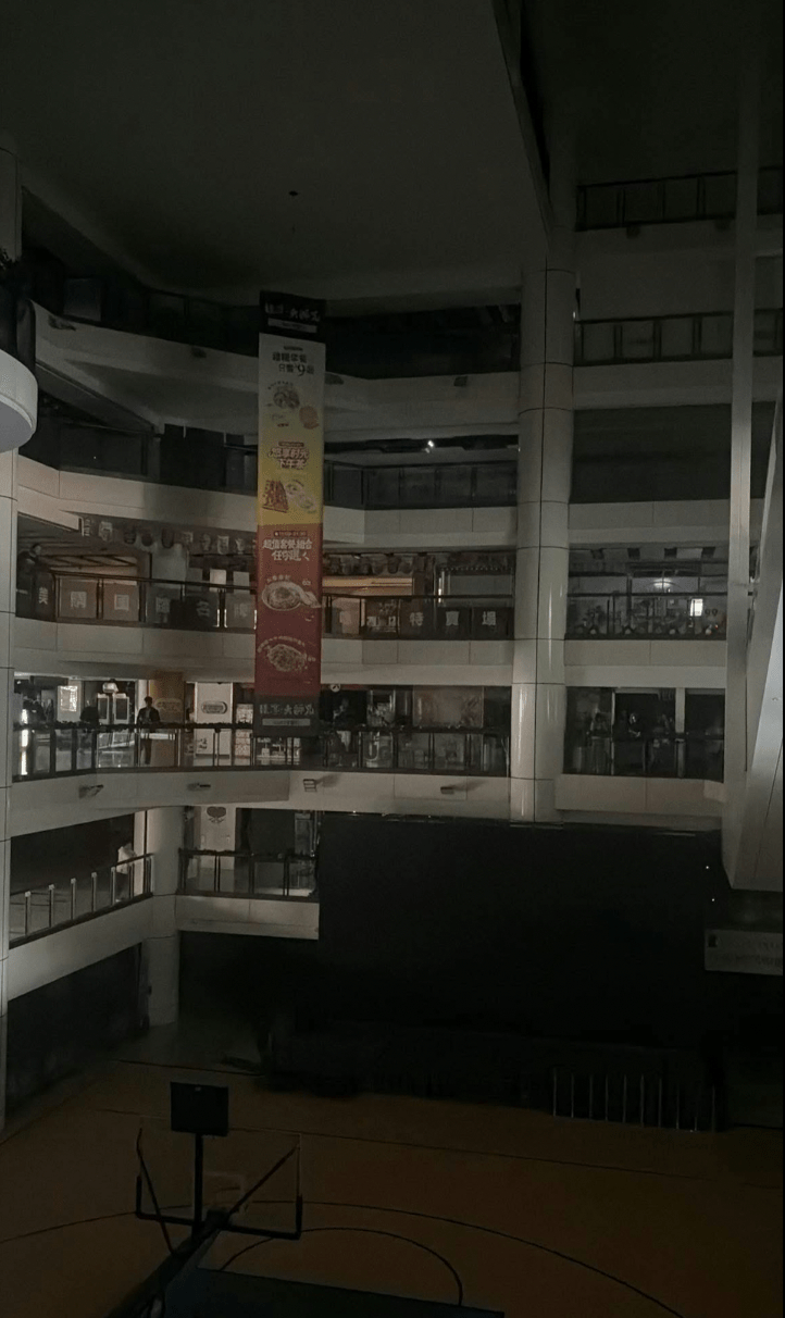 Kowloon City Plaza plunged into darkness. FB/Bear Li