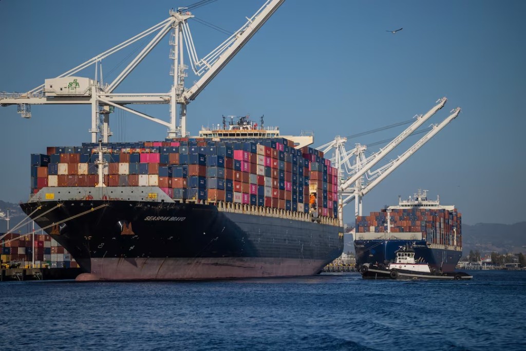 A cargo ship full of shipping containers is seen at the port of Oakland, California, U.S., August 4, 2025. REUTERS/Carlos Barria 