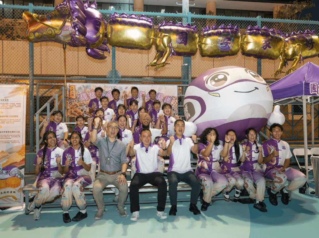 Deputy Commissioner of Police (National Security) Kelvin Kong Hok-lai and Acting Director of National Security Kenneth Kwok Ka-chuen take photo with JPC members