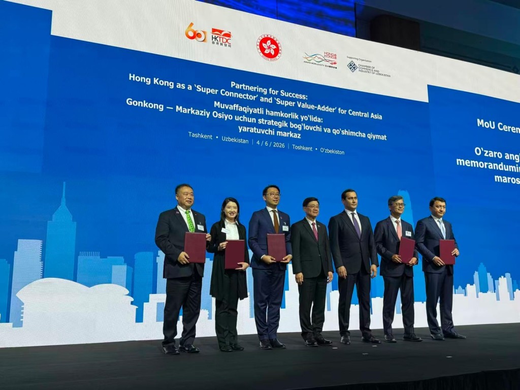 John Lee (center), Editor-in-Chief of The Standard Bonnie Chen (second left), Advisor to the President of Uzbekistan on Strategic Development Sardor Umurzakov (third right) and deputy mayor of Municipality of Tashkent City Rakhmanov Sharof Diyorovich (first right) at the signing ceremony.