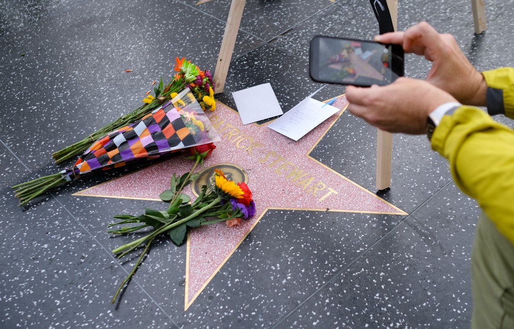 Photo by CHRIS DELMAS / AFP  Flowers are placed on Sir Patrick Stewart's star on the Hollywood Walk of Fame following the announcement of his death, in Hollywood, California, on October 29, 2026.