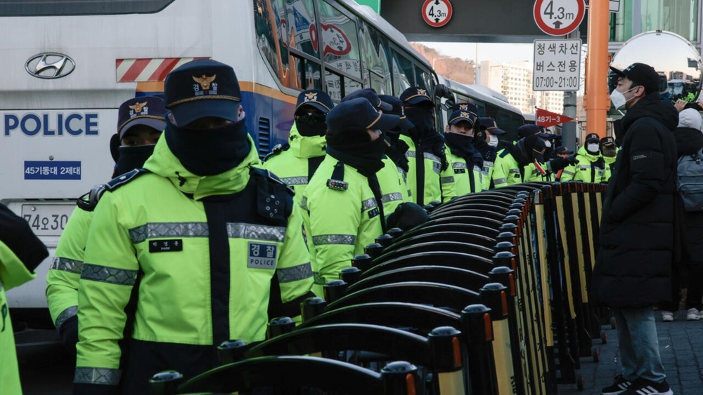 Police officers patrol near the residence of impeached South Korean President Yoon Suk Yeol © YASUYOSHI CHIBA / AFP Police officers patrol near the residence of impeached South Korean President Yoon Suk Yeol © YASUYOSHI CHIBA / AFP