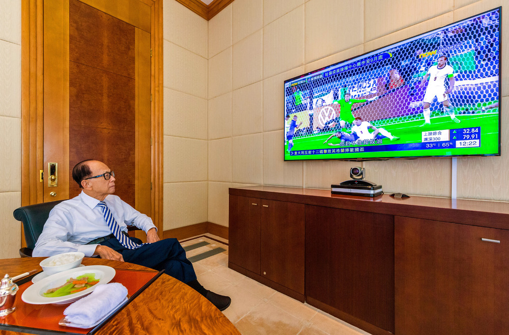 A news clip on the Euro 2020 final reminded Li Ka-shing to boost his support of patients needing knee-replacement surgeries under a program at Precious Blood Hospital. A news clip on the Euro 2020 final reminded Li Ka-shing to boost his support of patients needing knee-replacement surgeries under a program at Precious Blood Hospital.