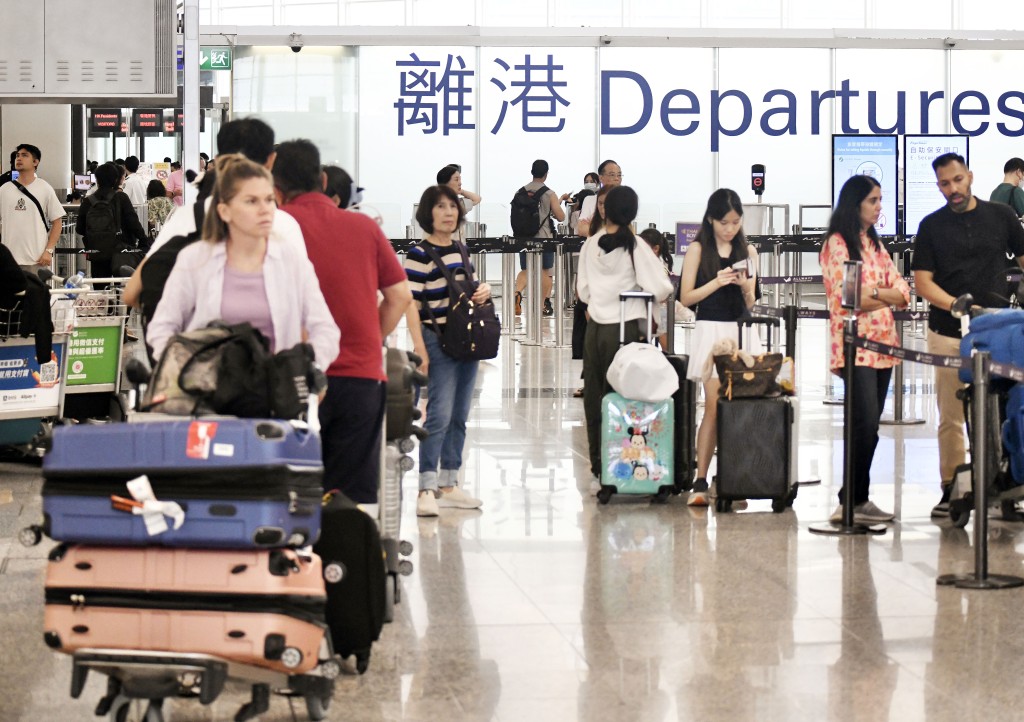 Gov't to raise air departure tax as planned (File Photo)