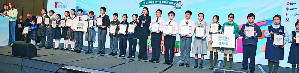 Kimbee Lau with the award-winners. SING TAO