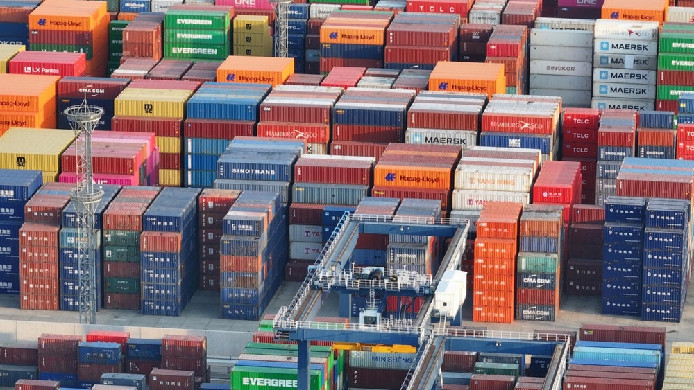 Beijing on Tuesday fired a return salvo in its escalating trade war with the United States, slapping fresh tariffs on everything from American crude oil to agricultural machinery © STR / AFP Beijing on Tuesday fired a return salvo in its escalating trade war with the United States, slapping fresh tariffs on everything from American crude oil to agricultural machinery © STR / AFP