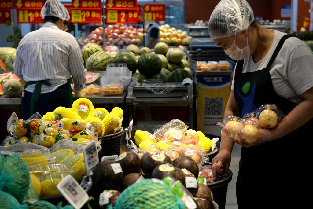 Staff sort fruits at a Walmart in Beijing, China, September 23, 2019. Picture taken September 23, 2019. REUTERS/Tingshu Wang