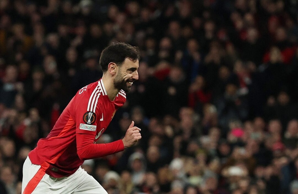 Manchester United's Bruno Fernandes celebrates scoring their first goal. (Reuters)