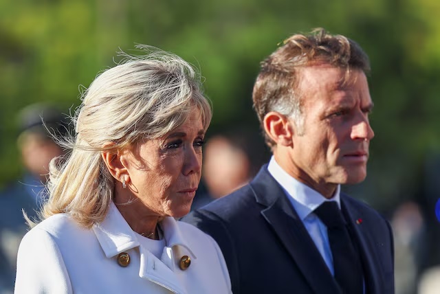 French President Emmanuel Macron and his wife Brigitte Macron attend a welcome ceremony for German President Frank-Walter Steinmeier and his wife Elke Buedenbender at the Arc de Triomphe in Paris as part of their state visit to France, October 8, 2026. REUTERS/Abdul Saboor/Pool 