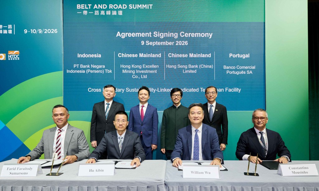 Front row from left: Farid Faraitody Sumarsono, CEO, PT Bank Negara Indonesia (Persero) Tbk; Hu Aibin, deputy general manager, Hong Kong Excellen Mining Investment; William Wu, CEO of Hang Seng China; Constantino Mousinho, general manager, Banco Comercial Português SA, Macau Branch. Back row from left: Liang Feng, chairman of Hong Kong Excellen Mining Investment; Gilbert Lee, vice-chairman of Hang Seng China; Nicholas Ho, commissioner for Belt and Road; Johnson Ng, director, HKTDC.