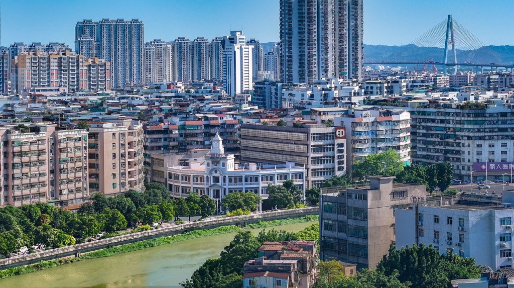 The Huilan Library, also a venue for displaying the heritage of Shantou, was once the site of a newspaper and printing press. (LIN PENG / FOR CHINA DAILY)