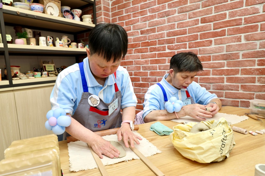 The modernised Jockey Club The Nexus Point for Rehab is equipped with clay mixers and large-capacity ceramic kilns for pottery training. The modernised Jockey Club The Nexus Point for Rehab is equipped with clay mixers and large-capacity ceramic kilns for pottery training.