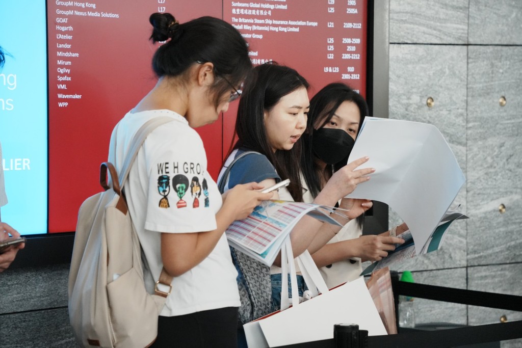 Home hunters view Deep Water Pavilia's listings. SING TAO