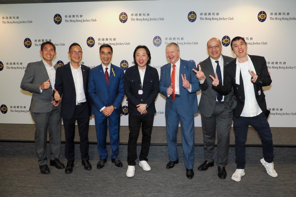Jimmy O. Yang shared a lighthearted moment with Club Chairman Michael Lee, CEO Winfried Engelbrecht-Bresges and senior management, posing for a group photo during his visit to Happy Valley Racecourse. Jimmy O. Yang shared a lighthearted moment with Club Chairman Michael Lee, CEO Winfried Engelbrecht-Bresges and senior management, posing for a group photo during his visit to Happy Valley Racecourse.