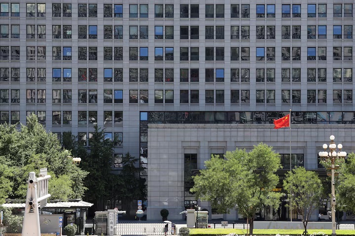 A Chinese flag flutters at the Chinese Ministry of Commerce building in Beijing, China June 4, 2025. REUTERS/Florence Lo 