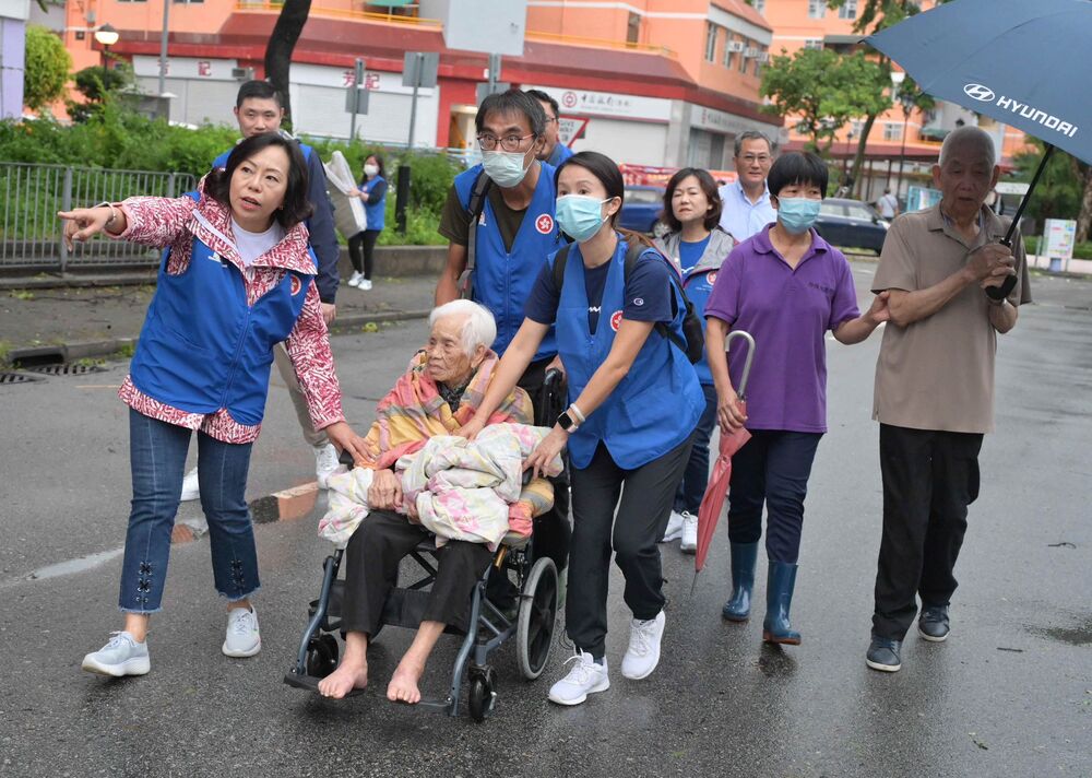 Fallen trees are trucked away and seniors are helped back to their homes. STAFF PHOTO, SING TAO Fallen trees are trucked away and seniors are helped back to their homes. STAFF PHOTO, SING TAO