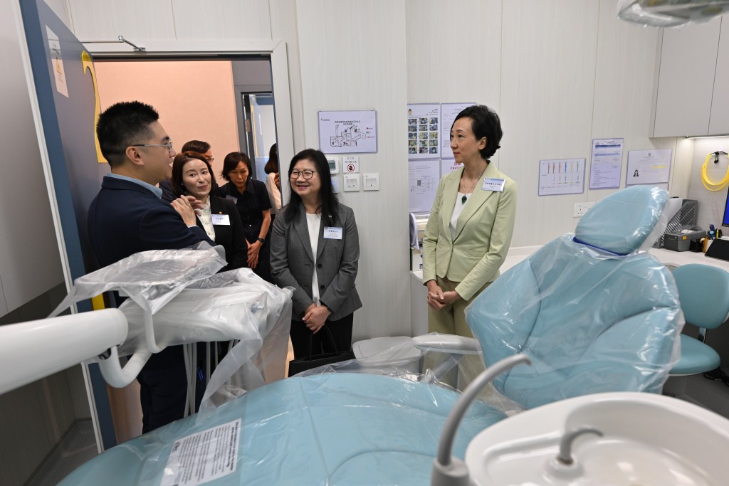 Guests tour the Lok Sin Tong Jockey Club Primary Dental Care Clinic, one of the three dental clinics set up with the Trust’s support to provide eligible residents with subsidised dental services, oral health care and health education. Guests tour the Lok Sin Tong Jockey Club Primary Dental Care Clinic, one of the three dental clinics set up with the Trust’s support to provide eligible residents with subsidised dental services, oral health care and health education.