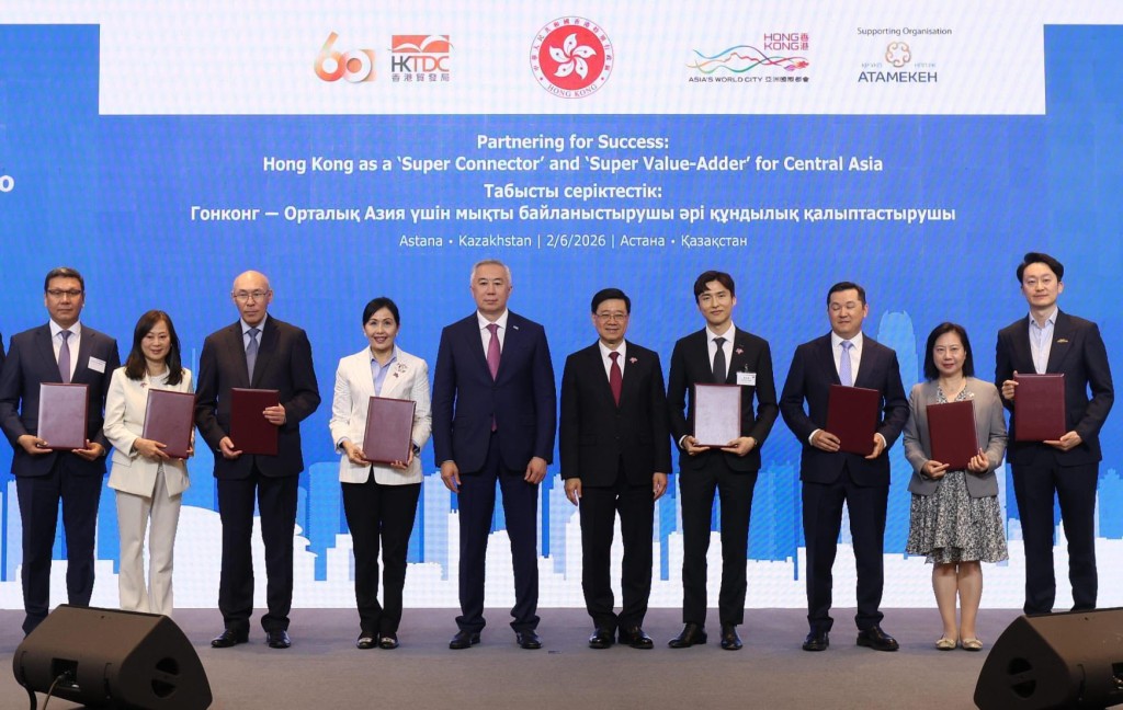 Chief Executive John Lee Ka-chiu (5th right), Sing Tao News Corporation chairman Karson Choi (4th right), Kazakhstan Deputy Prime Minister Serik Zhumangarin (5th left), Freedom Horizons director Kairat Kelimbetov (3rd left)