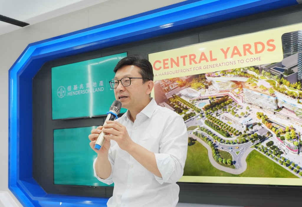 Chris Sun delivered inspiring remarks at the event, encouraging the participating young people. Henderson Land.