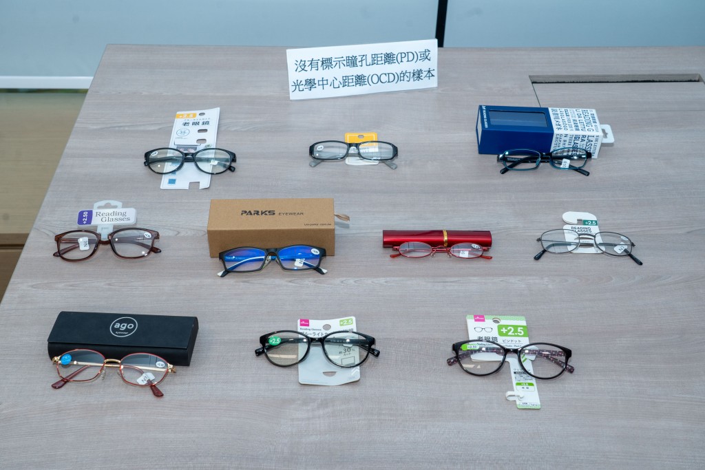 Samples of ready-made reading glasses found to lack clear labeling of pupillary distance.