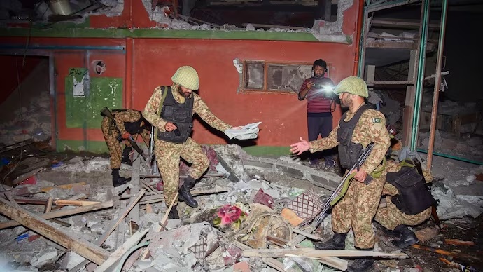 Pakistan Army soldiers examine a damaged building near Muzaffarabad, the capital of Pakistan-controlled Kashmir. (Photo: AP)
