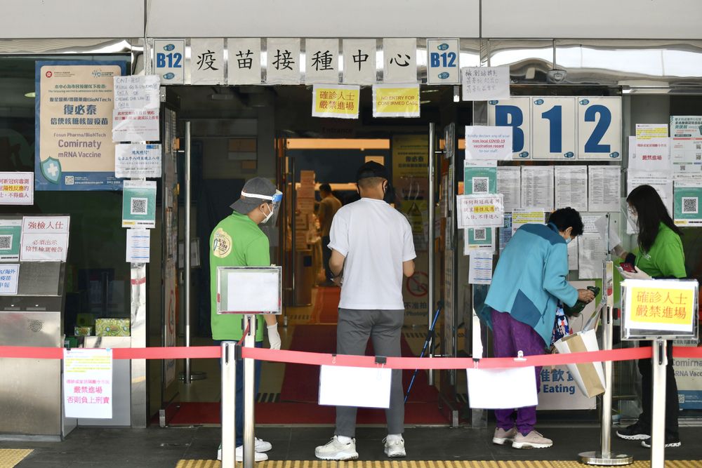 People are urged to get vaccinated to lower the chances of developing serious illnesses upon infection. SING TAO People are urged to get vaccinated to lower the chances of developing serious illnesses upon infection. SING TAO