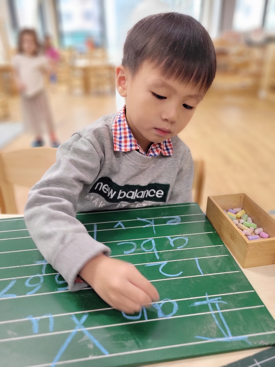 Children learning English and Chinese effectively through a true dual-language learning approach.
