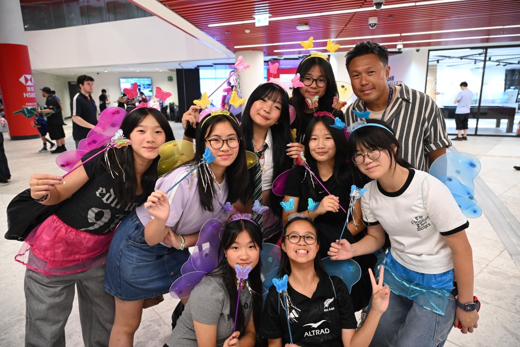 A rugby club coach brought U14 players dressed as butterflies to support Hong Kong and South Africa