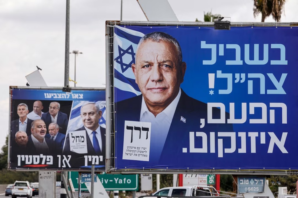 Billboards featuring Israeli Prime Minister Benjamin Netanyahu of the Likud party (left) and former Israeli military chief Gadi Eisenkot, leader of the Yashar party (right), at the entrance to Kiryat Malachi, Israel, October 20, 2026. The writing on Netanyahu's billboard reads "right or Palestine". The writing on Eisenkot's billboard reads "for the IDF! This time, Eisenkot". REUTERS/Amir Cohen/File Photo