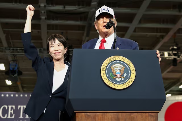 Japanese Prime Minister Sanae Takaichi gestures as U.S. President Donald Trump speaks, aboard the aircraft carrier USS George Washington, during a visit to U.S. Navy's Yokosuka base in Yokosuka, Japan, October 28, 2025. REUTERS/Evelyn Hockstein