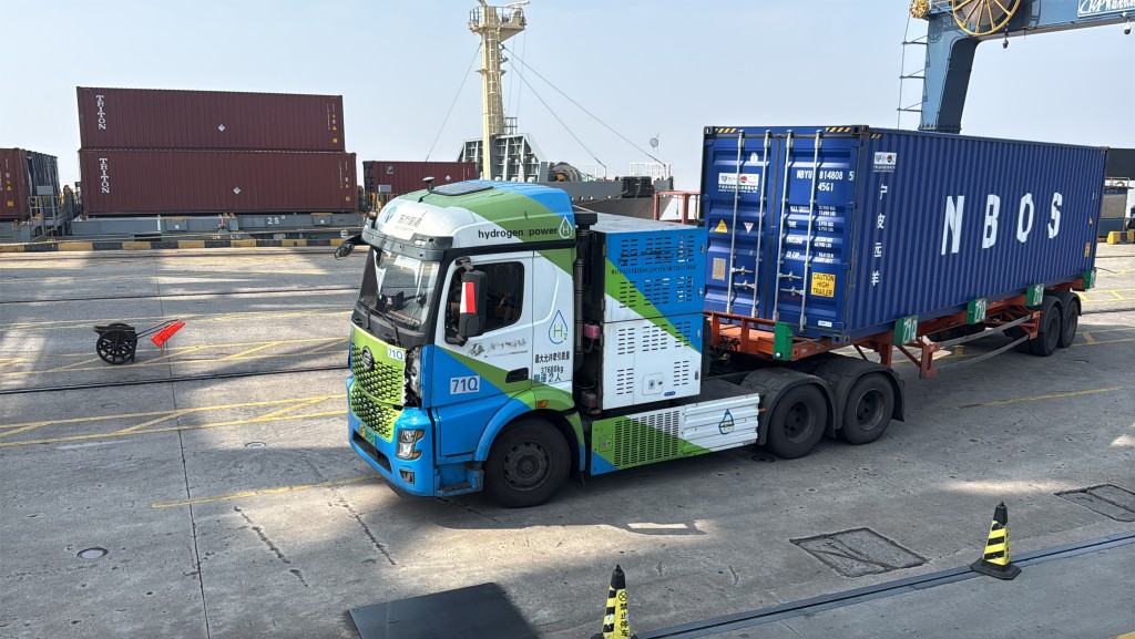 A hydrogen powered tractor in action at Jiapu Port