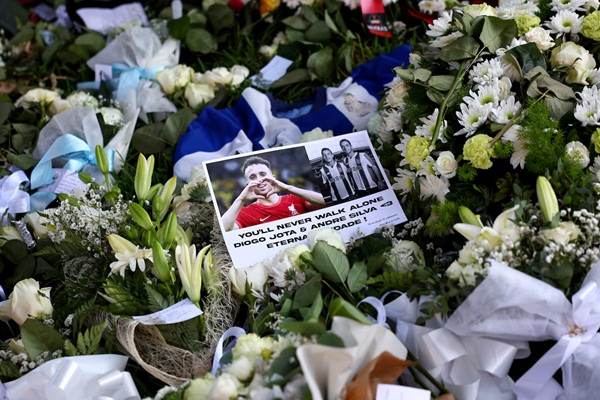 A note is placed on flowers left near the Chapel of the Resurrection, the location of the wake for Liverpool's Portuguese soccer player Diogo Jota and his brother Andre Silva, who died in a car crash near Zamora, Spain, in Gondomar, Portugal, July... Purchase Licensing Rights