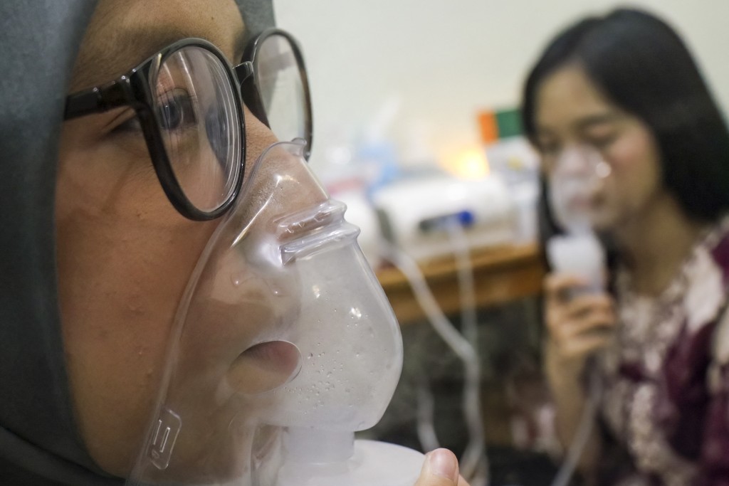 Photo by REINA / AFP  Residents are treated with nebulisers and oxygen for breathing difficulties at a shelter run by the Central Kalimantan Forest and Land Fire Smoke Response Coalition (RAKAT) in Palangkaraya, Central Kalimantan province on October 26, 2026.