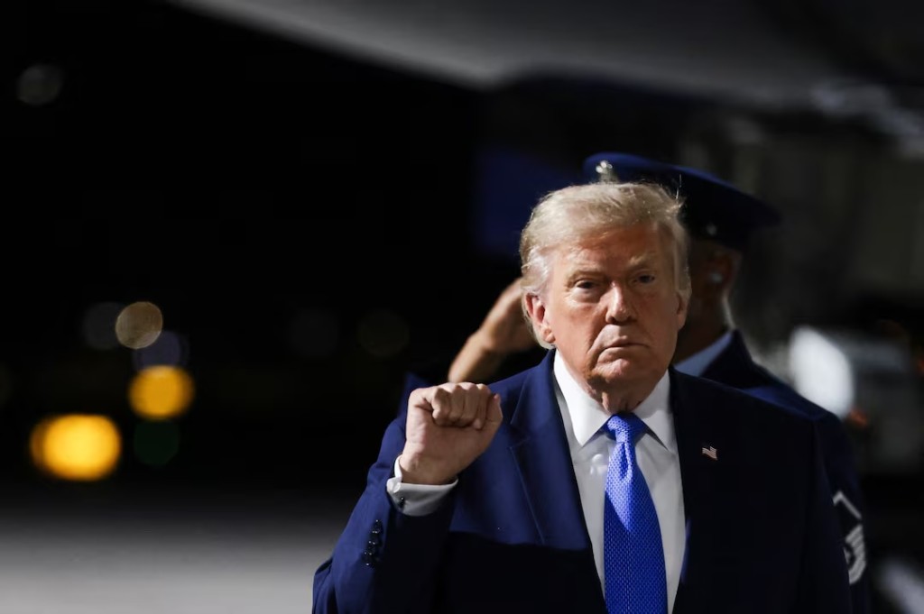 U.S. President Donald Trump gestures as he walks after deboarding Air Force One upon arrival at Harry Reid International Airport in Las Vegas, Nevada, U.S., August 4, 2026. REUTERS/Evelyn Hockstein