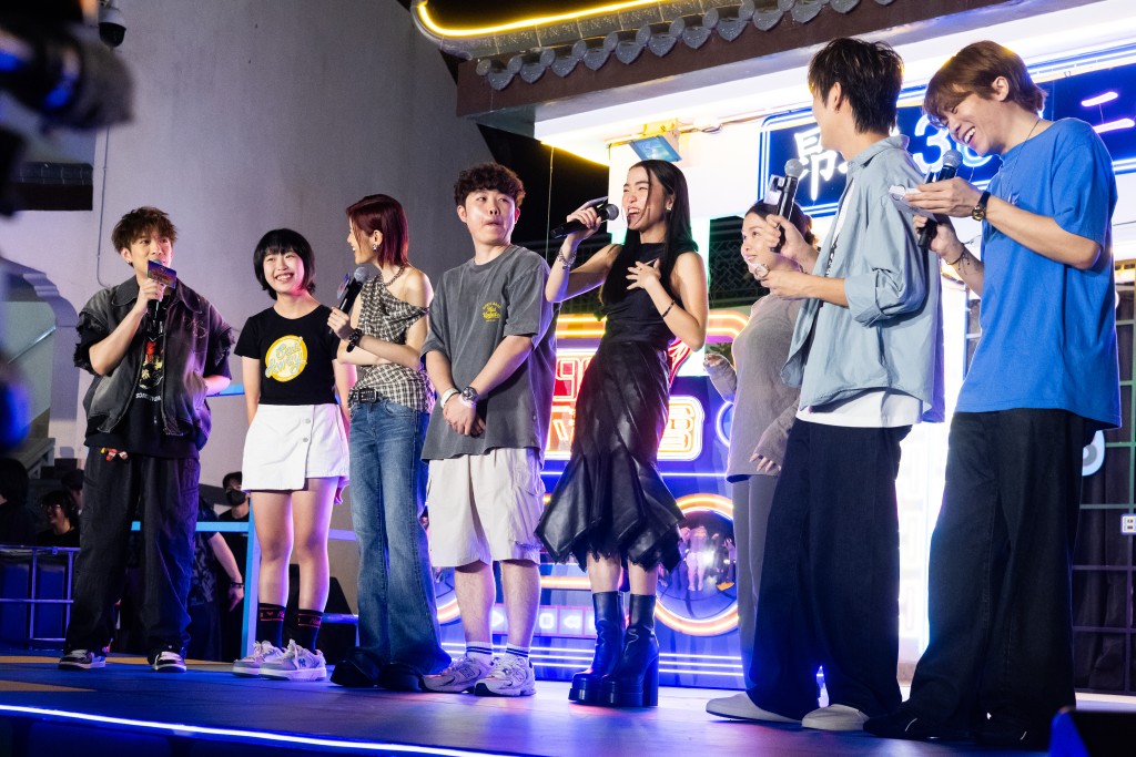 Panther, Kaho and Kacey play games and interact with fans at 903 Starry Breezy Live.