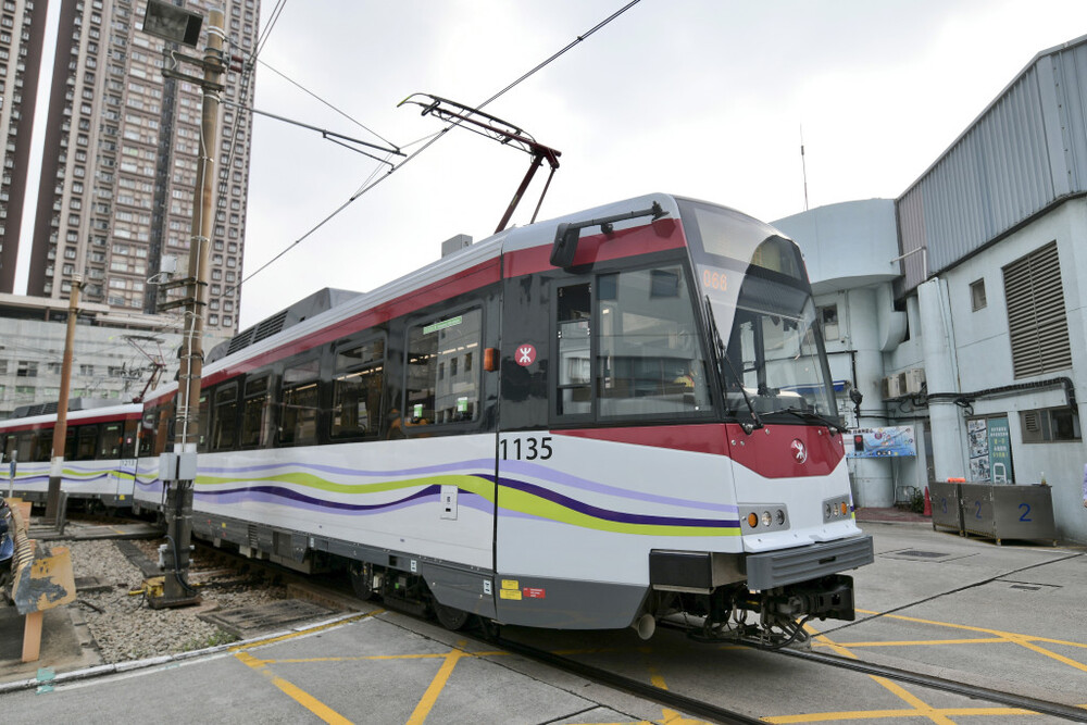The Phase 5 LRVs are furnished with an improved LED lighting system to enhance saloon ambience and more passenger seats (compared with Phase-2 LRVs). The handrail and strap hanger arrangements are also improved.