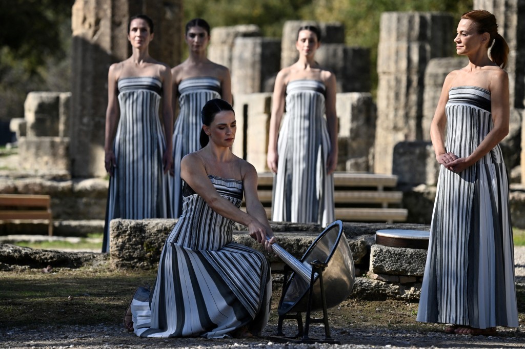 Greek actress Mary Mina (C), playing the role of the High Priestess, participates in a rehearsal of the lighting of the Olympic flame for the Milano-Cortina 2026 Winter Olympic Games, in the ancient Temple of Hera at the archaeological site of Olympia, birthplace of the ancient Olympics in southern Greece, on November 24, 2025. (AFP)