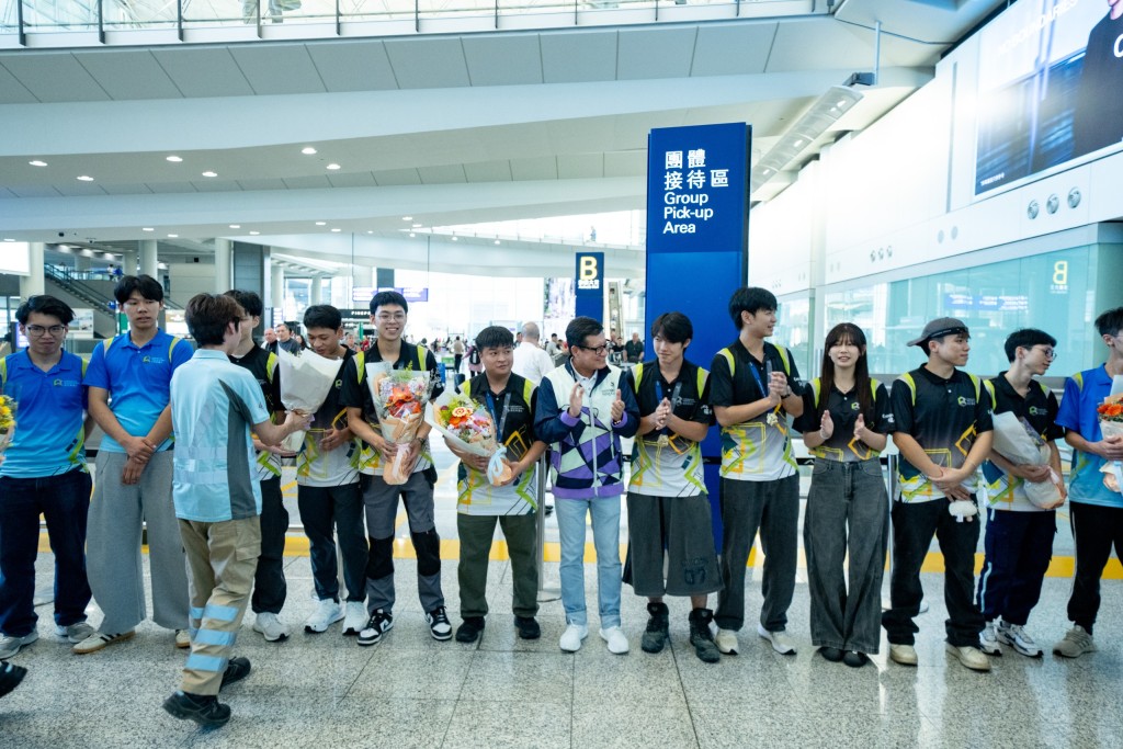 A large group of fellow trainees gathered at the airport to give the CIC delegation a warm welcome home.