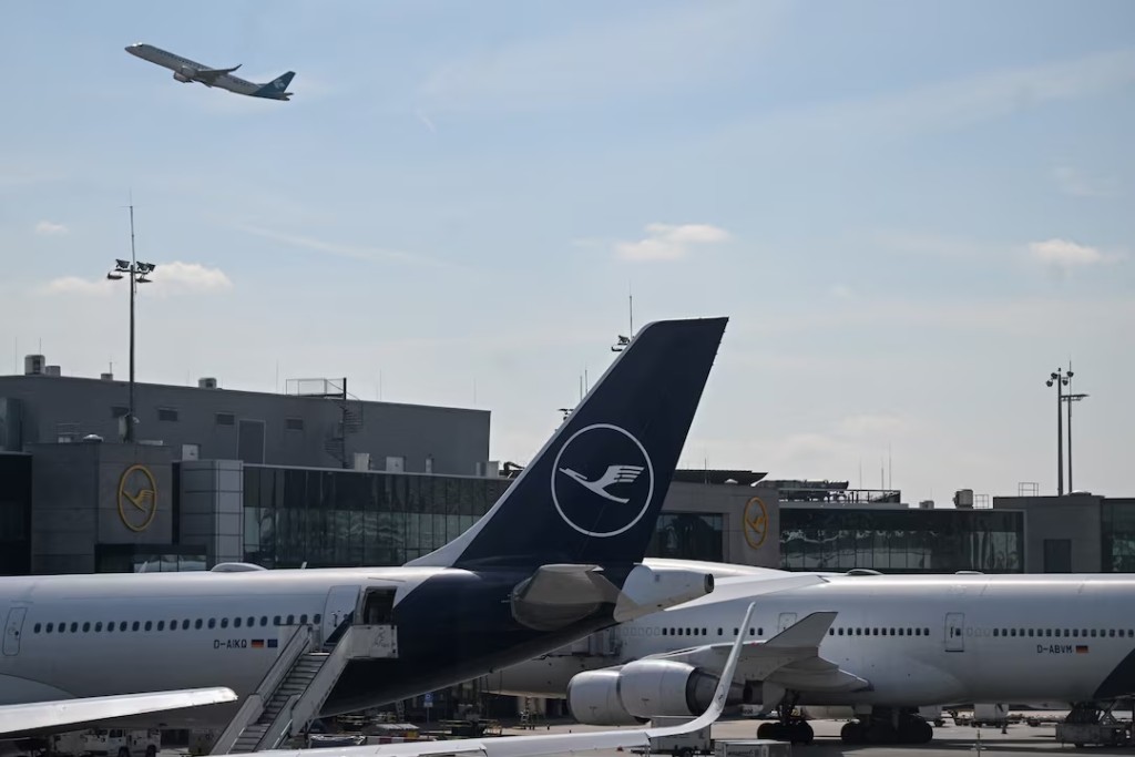  A view of planes on a tarmac, during a strike by the UFO union, representing Lufthansa cabin crew, at Frankfurt Airport, Germany, April 15, 2026. REUTERS/Jana Rodenbusch/File Photo