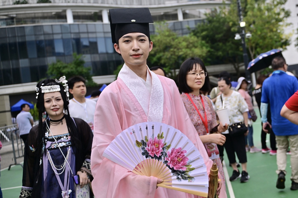 Carrie Lam joins in the festive atmosphere at the Hometown Market. Carrie Lam joins in the festive atmosphere at the Hometown Market.