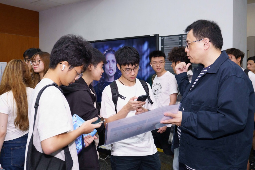 PolyU CPCE students activate their accounts and explore the applications of artificial intelligence in learning and student life during the “PolyU CPCE AI Solutions Week 2026”.