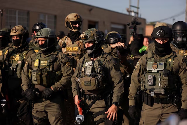 Border Patrol Federal Agents and police keep watch as people protest outside the U.S. Immigration and Customs Enforcement (ICE) Broadview facility in Chicago, Illinois, U.S., October 3, 2025. REUTERS/Jim Vondruska 