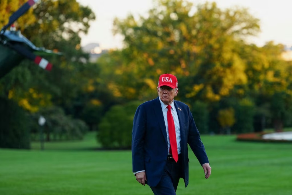  U.S. President Donald Trump arrives at the White House in Washington, D.C., U.S., October 5, 2025. REUTERS/Aaron Schwartz