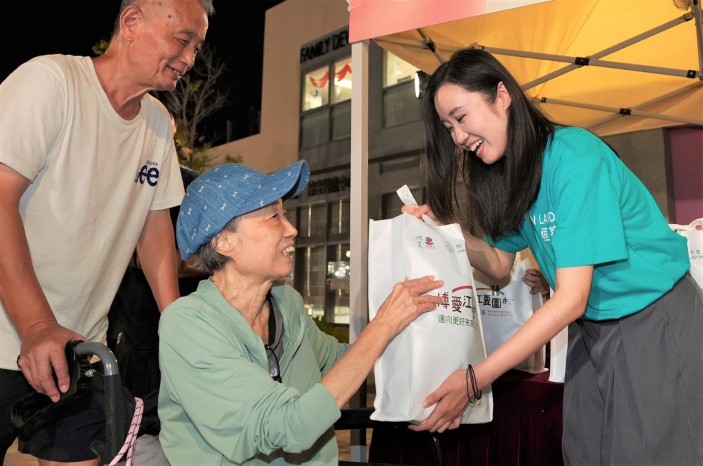 The Henderson Warmth Volunteer Team distributed gift packs to residents of “Pok Oi Kong Ha Wai Village”, bringing festive joy ahead of the Mid-Autumn Festival.