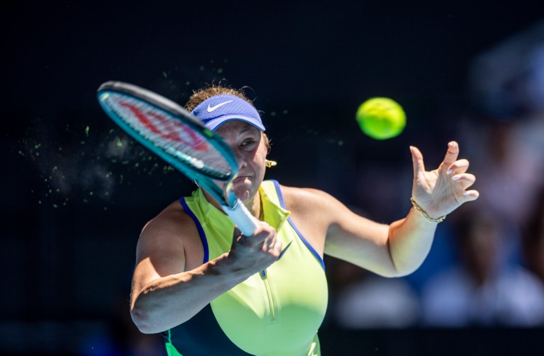 Amanda Anisimova hits a return to Wang Xinyu. XINHUA